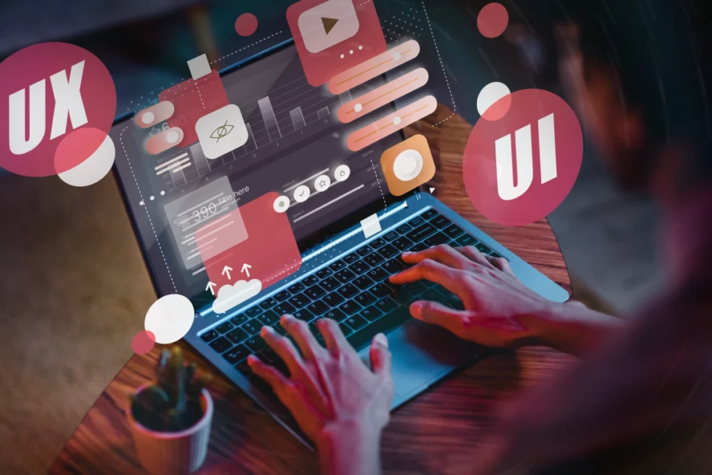 Wtyczki WordPress przedstawione na laptopie, na których są dłonie człowieka